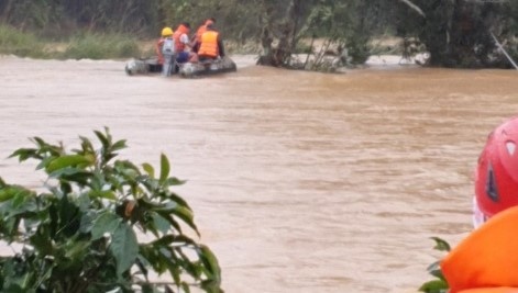 Thanh nien bi lu cuon khi kiem tra ao ca hinh anh