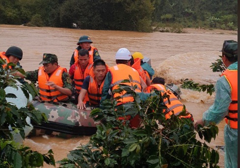 Tim thay thi the mot du khach bi nuoc cuon troi o Lam Dong hinh anh