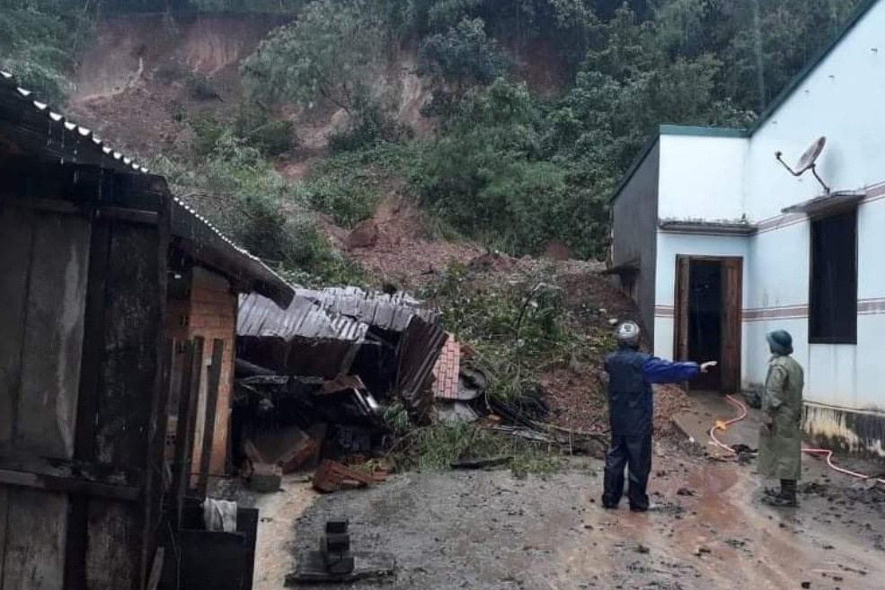 Sat lo nui, 3 can nha bi vui lap hinh anh