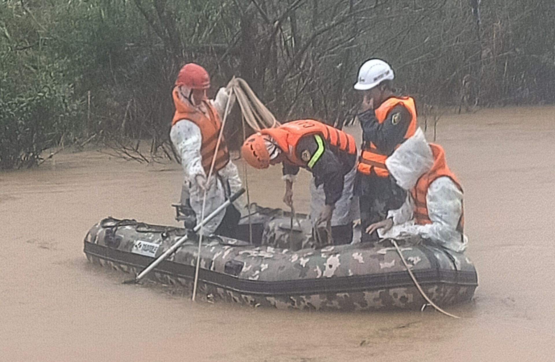 Vu 2 du khach bi lu cuon: Cong ty chua co giay phep kinh doanh lu hanh hinh anh