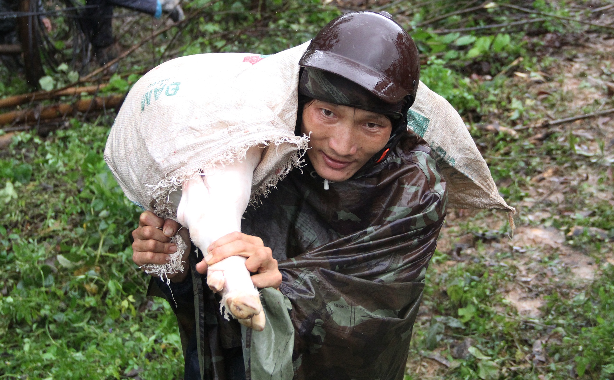Nguoi dan bang rung vuot qua khu sat lo tren quoc lo 26 hinh anh