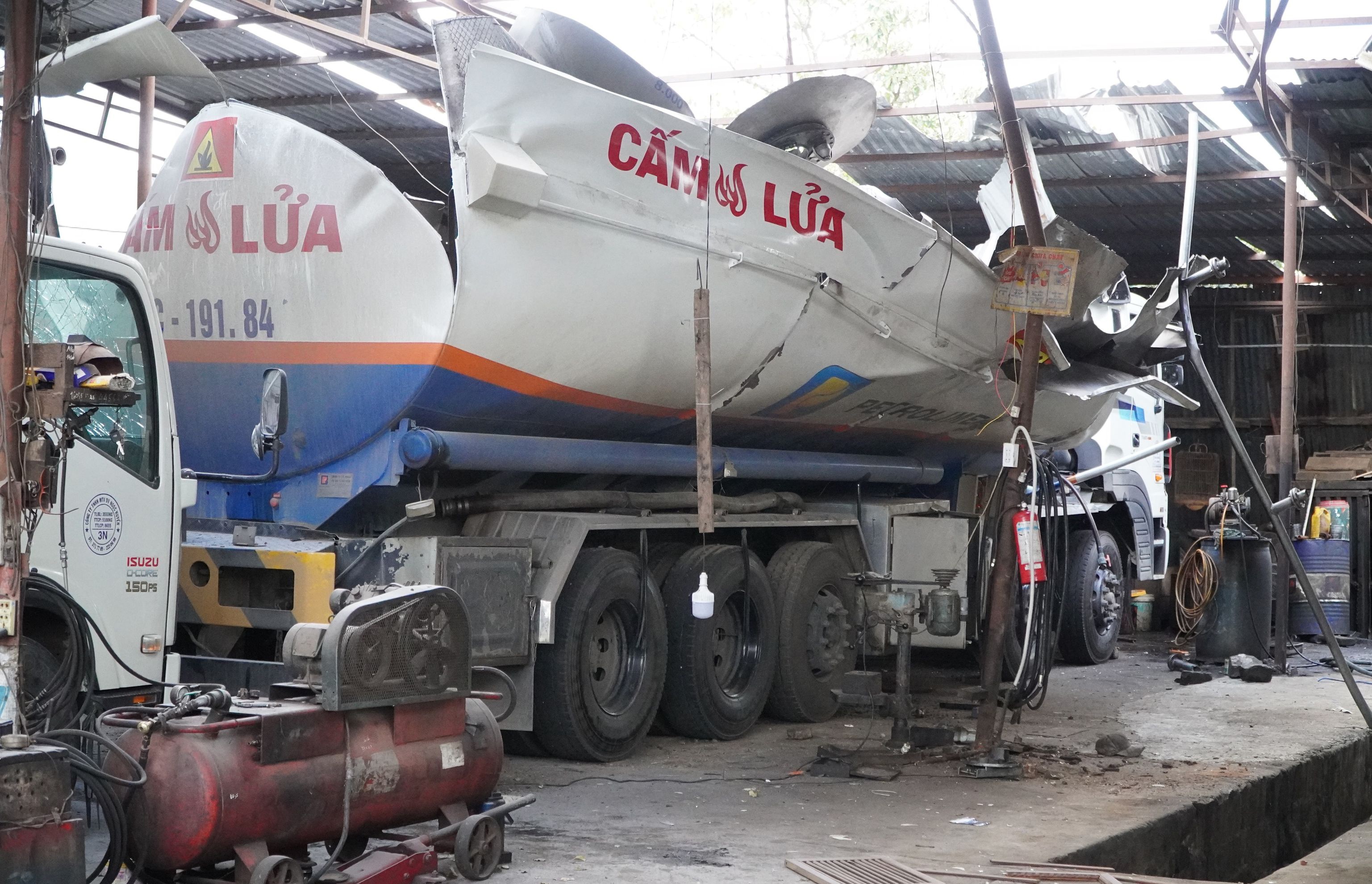 Xe bon phat no, 3 nguoi nhap vien hinh anh