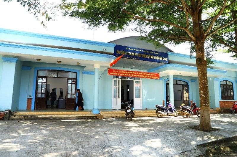 Can bo cho doanh nghiep vay tien anh 1