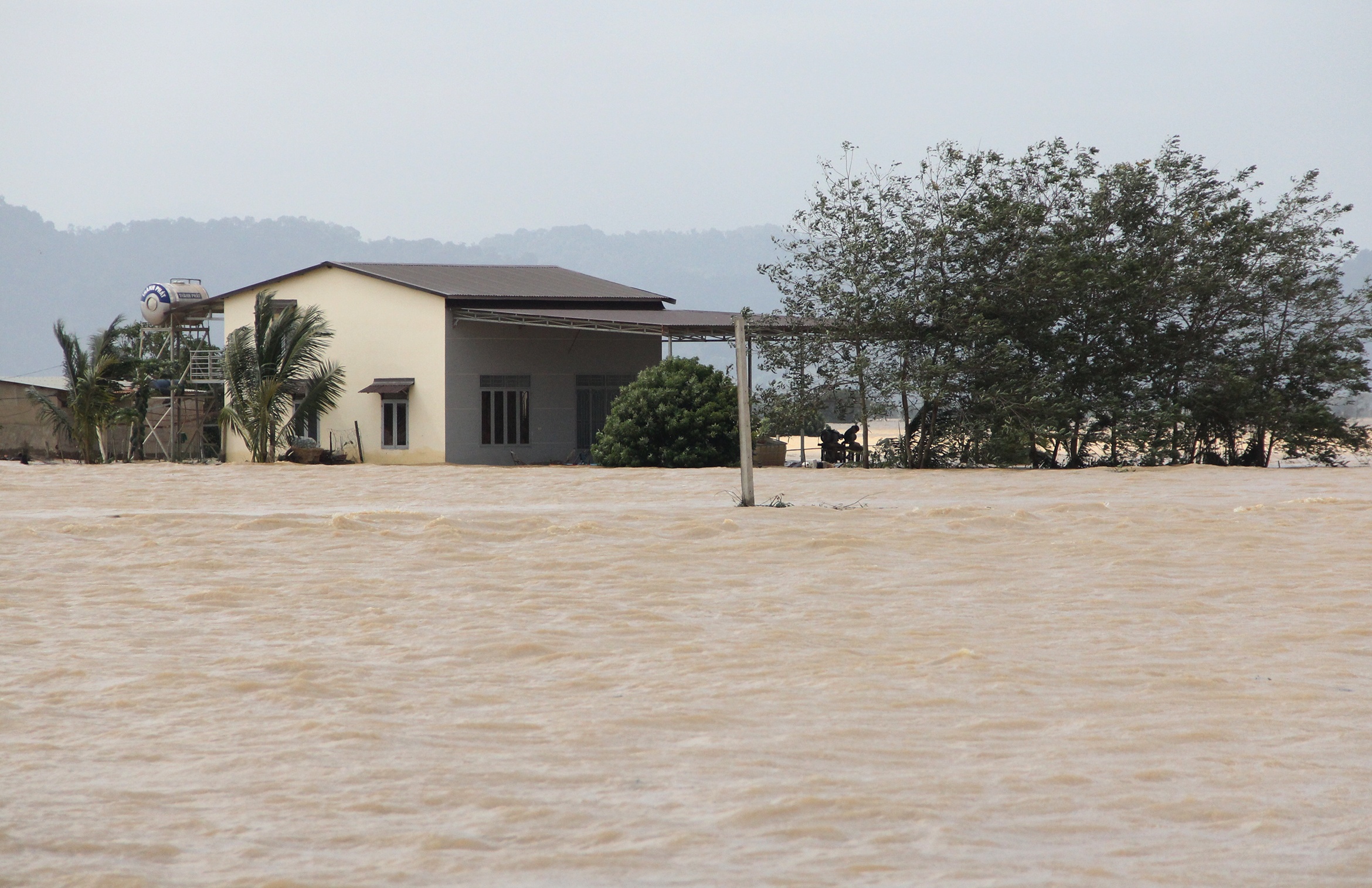 Nha o Dak Lak bi ngap anh 1