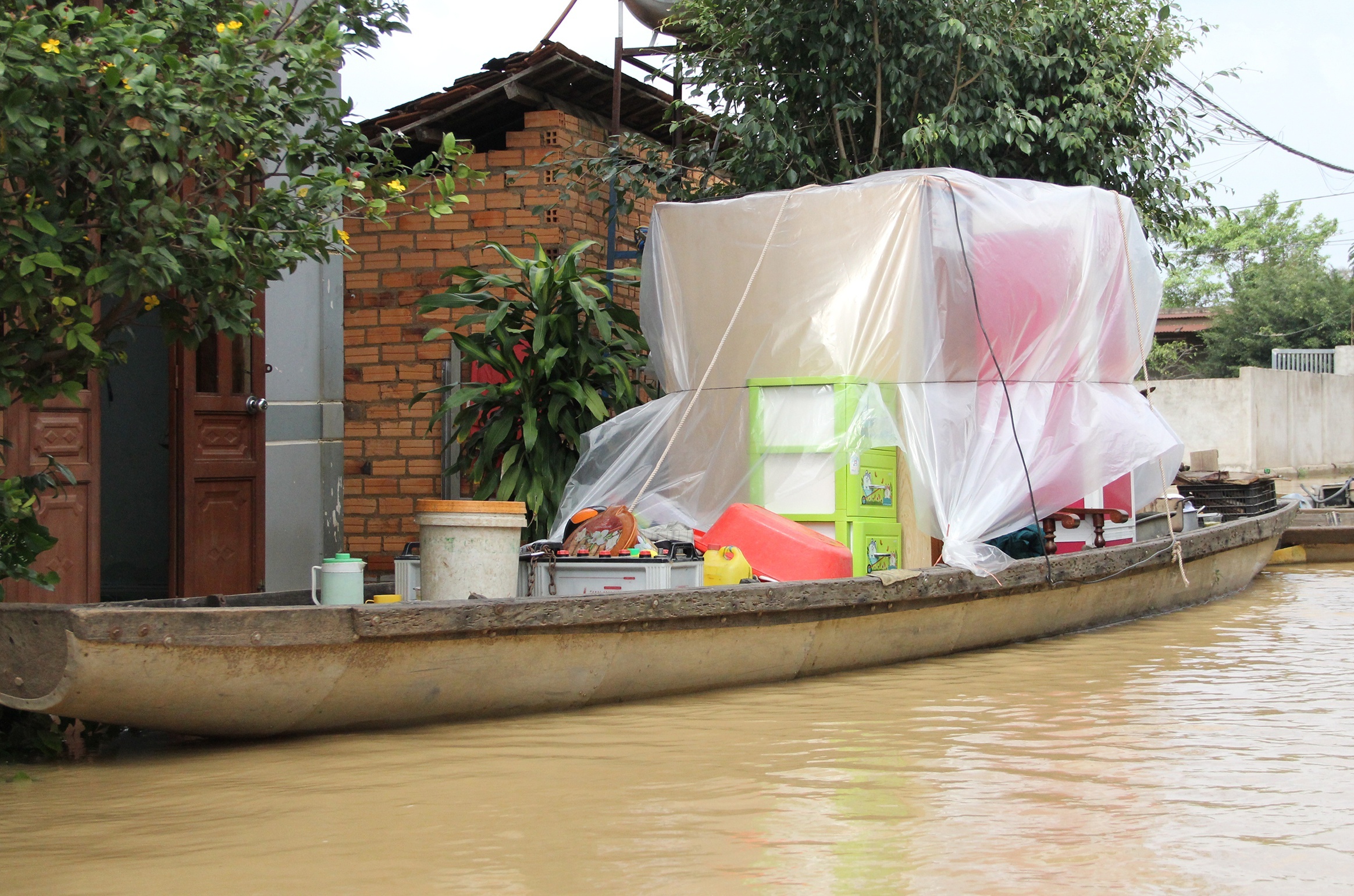 Nguoi dan don do len thuyen tranh lu hinh anh