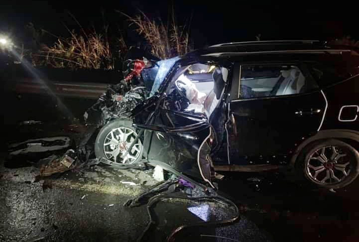 Hai oto bien dang khi doi dau tren duong Ho Chi Minh hinh anh