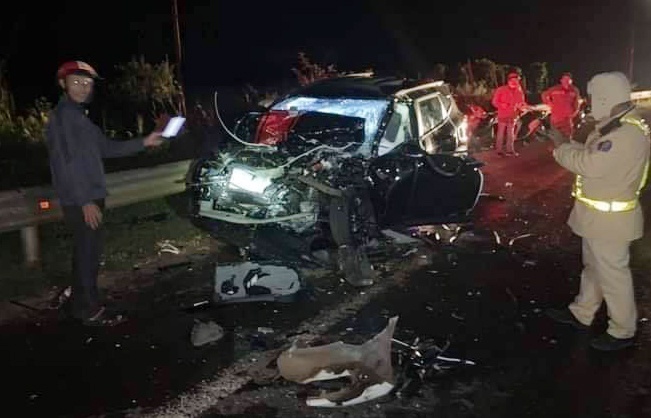 Hai oto doi dau nhau anh 1