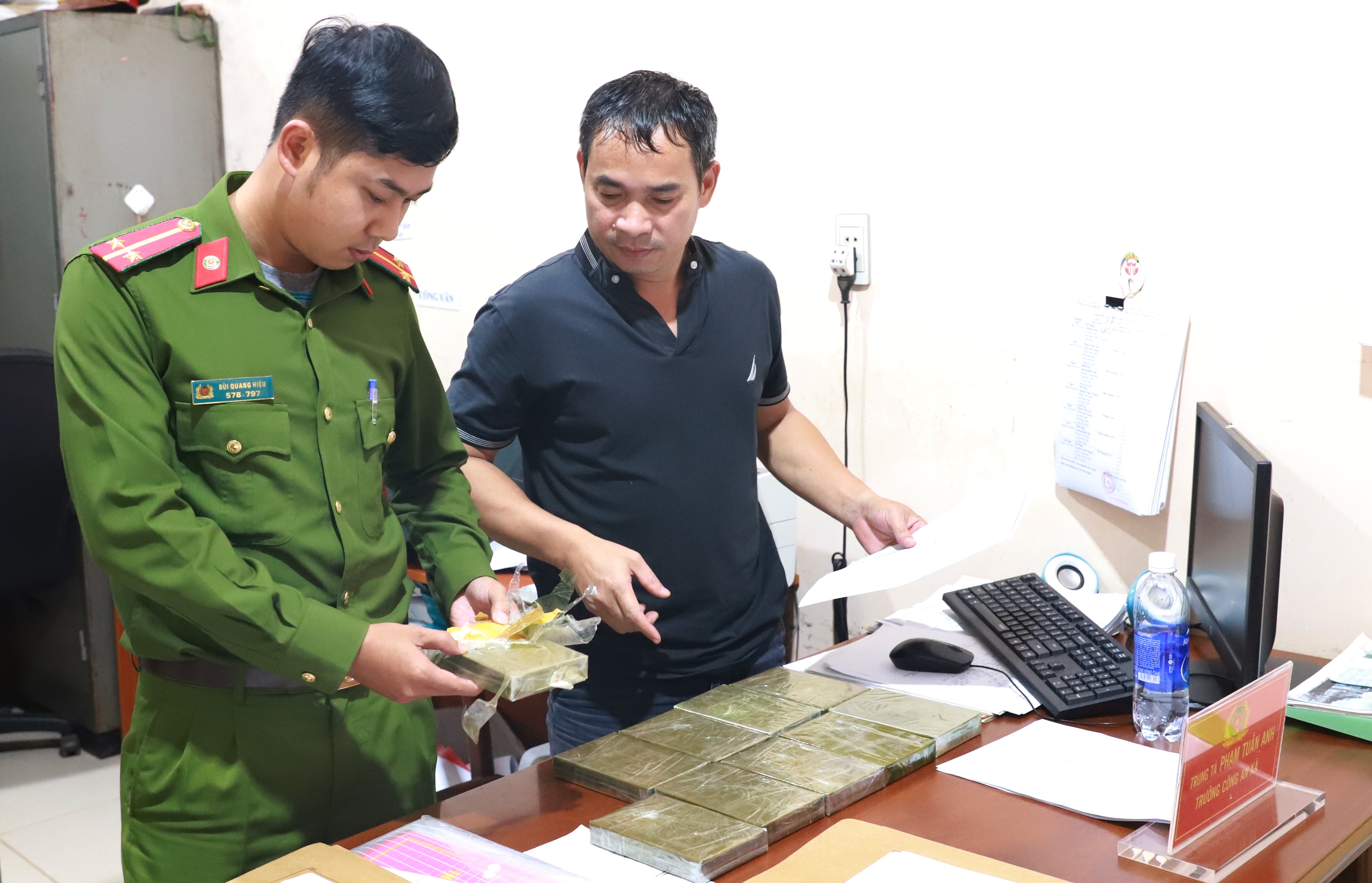 Tam giu 2 nguoi van chuyen 10 banh heroin hinh anh