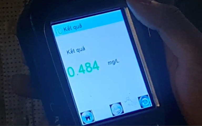 Tai xe vi pham nong do con, lien tuc goi dien nho giup do hinh anh