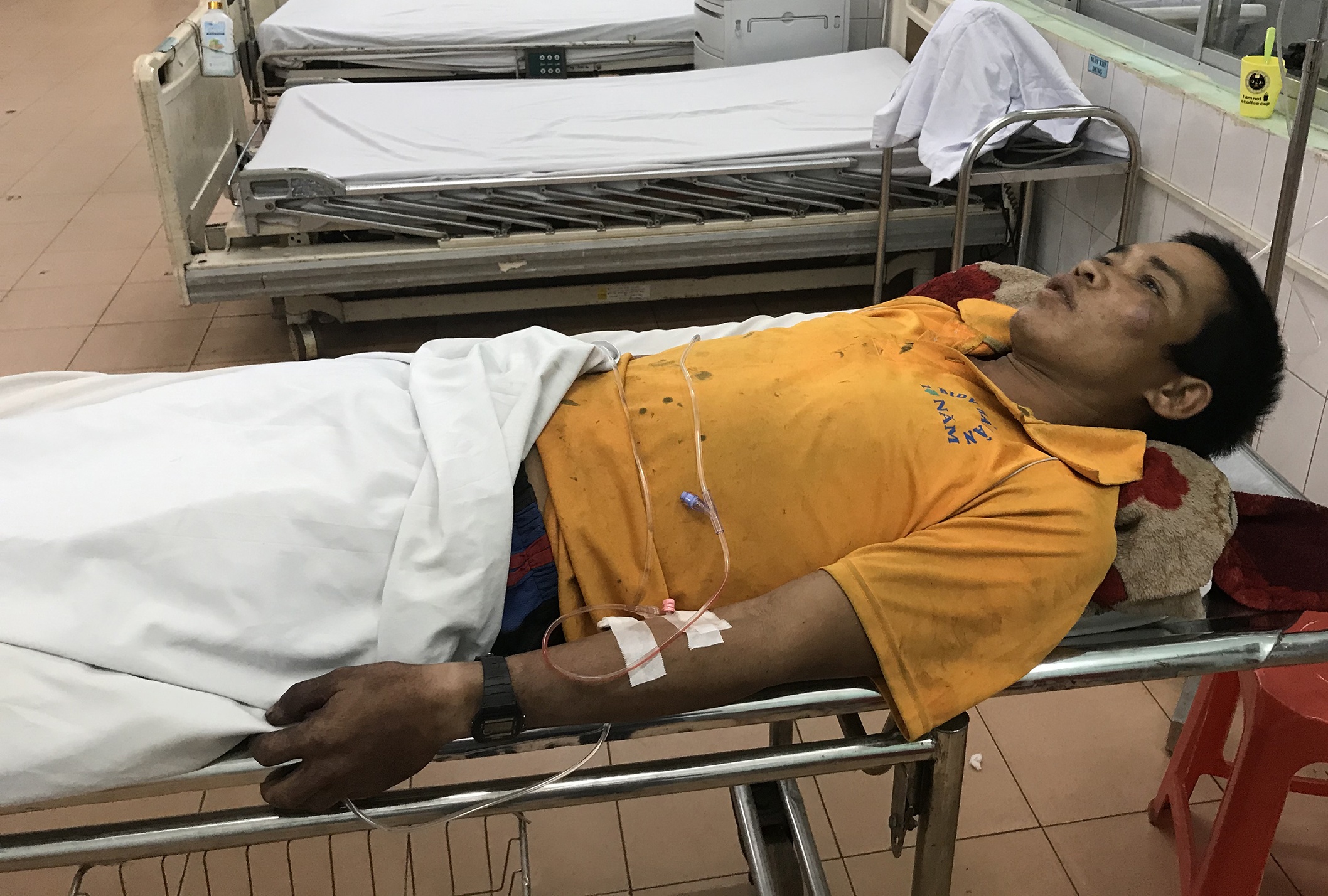 Gia dinh 3 nguoi nghi bi ban khi dang an com hinh anh