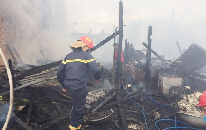 Bon can nha bi thieu rui sau tieng no lon hinh anh