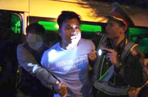 Tai xe co thu trong xe de luot web, hut thuoc bi phat 40 trieu hinh anh