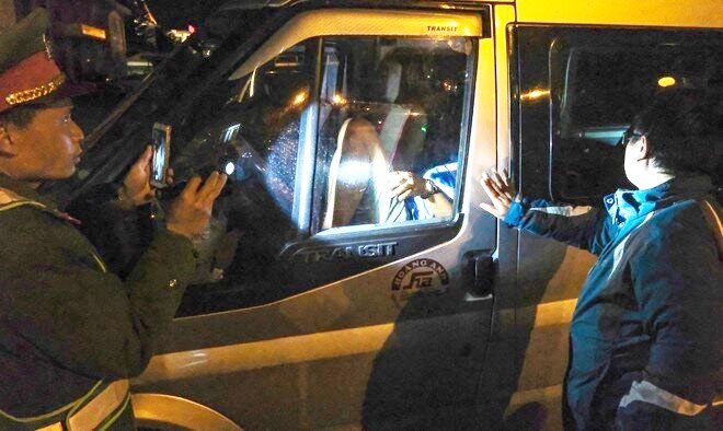 Tai xe co thu trong xe anh 1