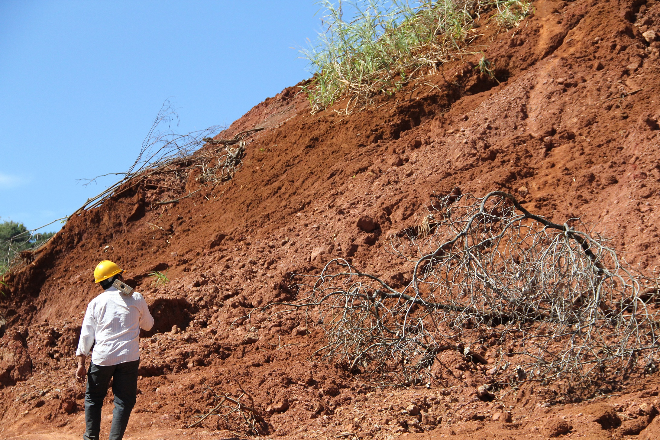 Duong tram ty sat lo khi sap hoan thanh hinh anh