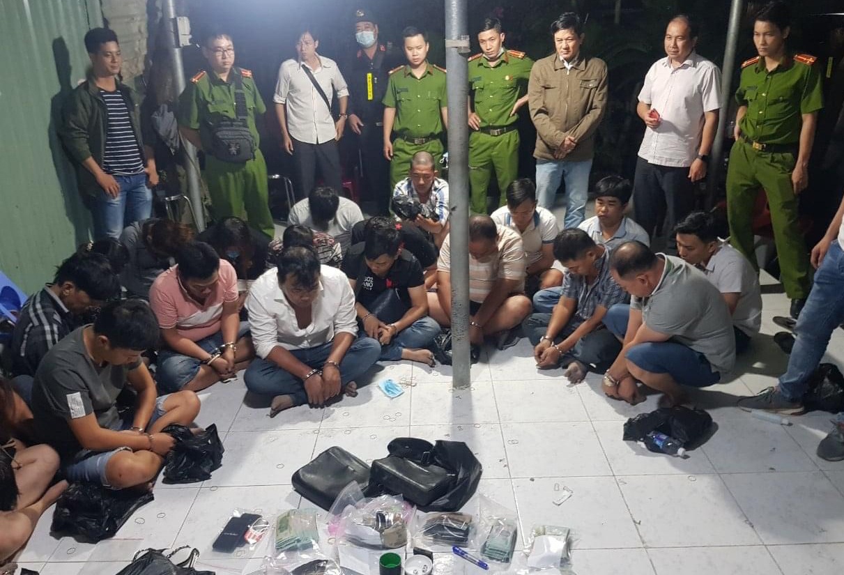 Pha soi bac o bai xe container hinh anh