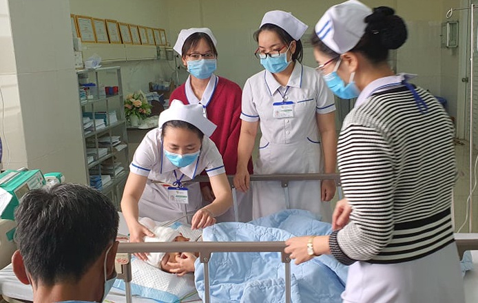 Be trai 5 tuoi bi cha chem, phai khau hon 300 mui hinh anh