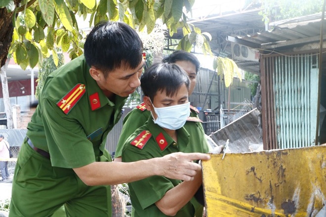 Nguoi phu nu nghi bi sat hai truoc cong nha hinh anh