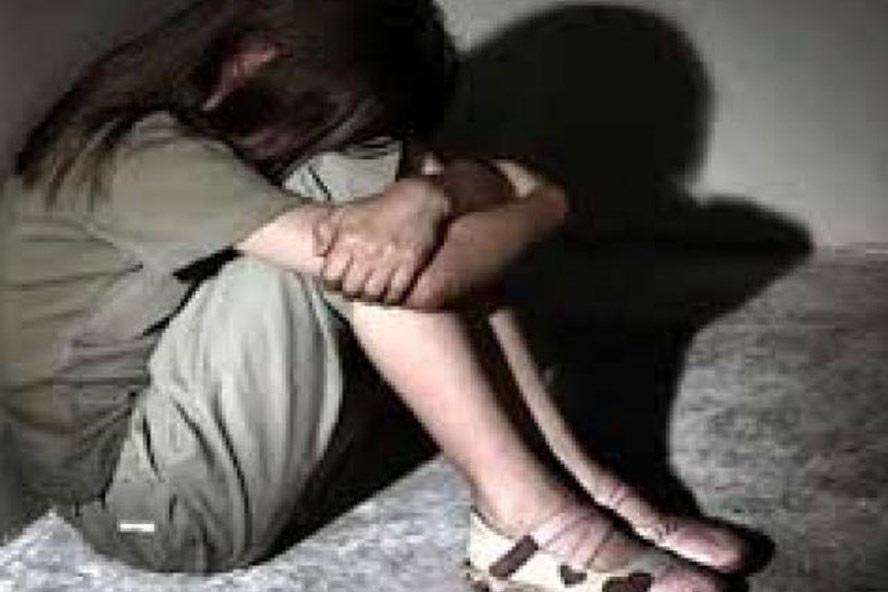 Bi bat vi lam ban gai nhi co bau hinh anh