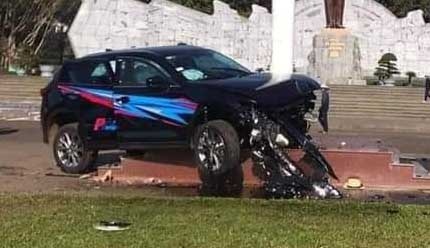 Ôtô lao vào trụ cờ ảnh 1 Oto lao vao tru co anh 1