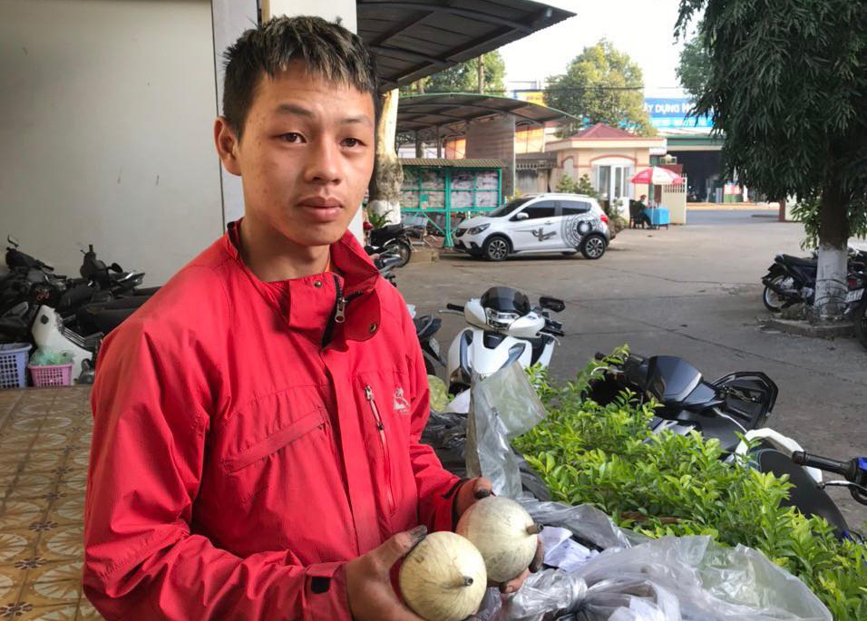 Thanh nien loi keo 2 hoc sinh san xuat phao hinh anh