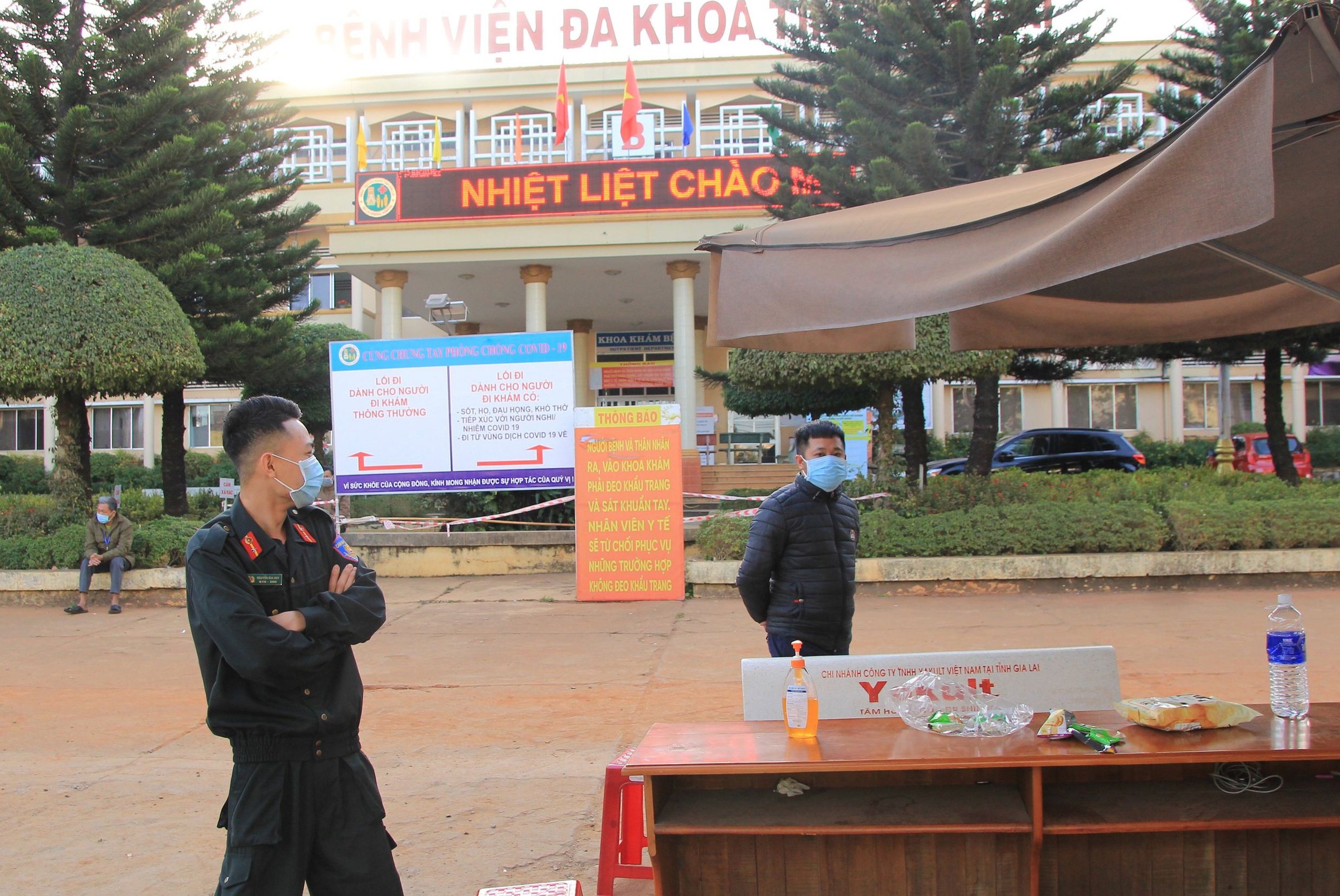 Tim nguoi dan den Benh vien Gia Lai vi lien quan ca mac Covid-19 hinh anh