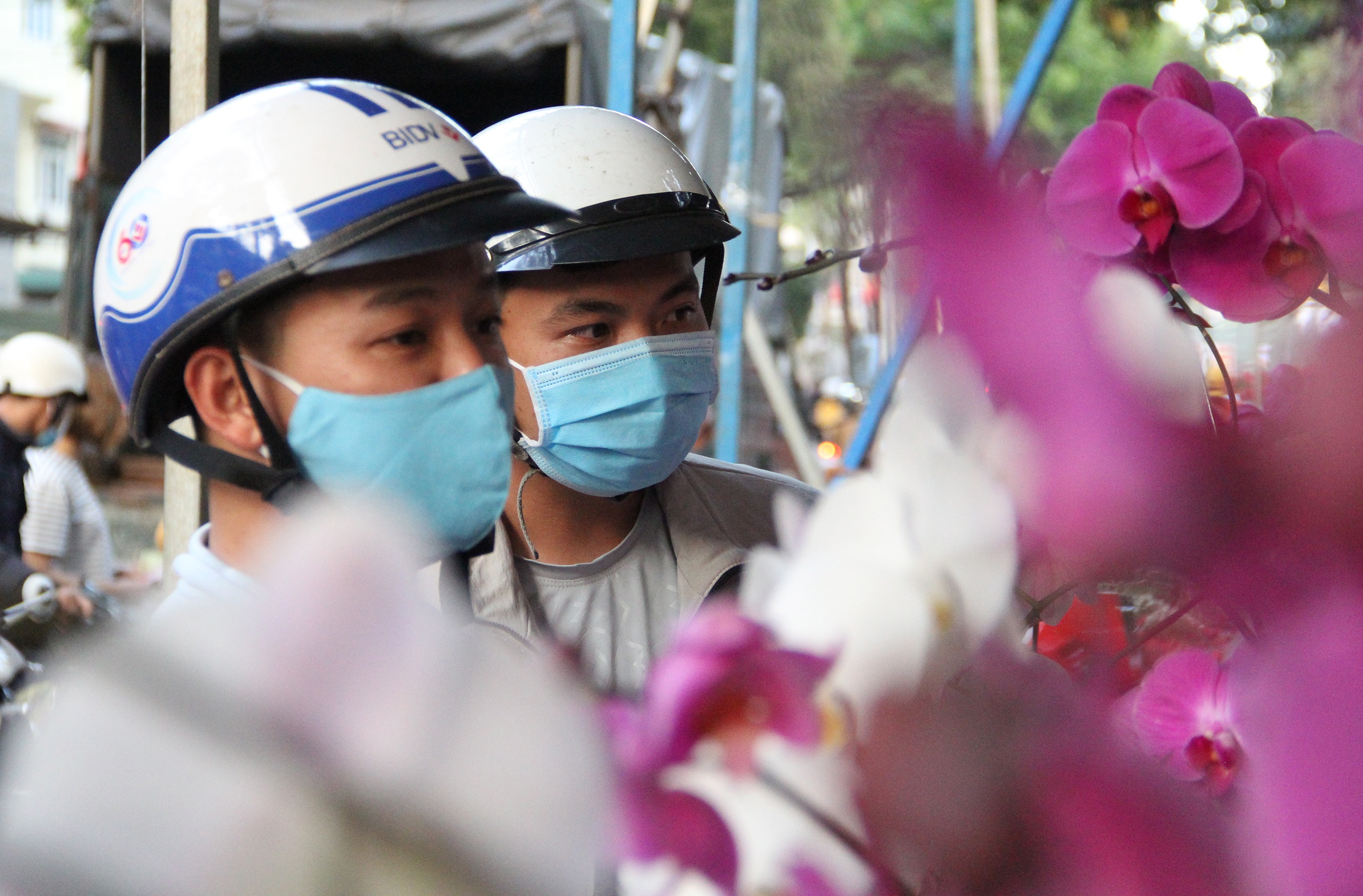 Nguoi dan dua nhau mua lan giam gia ngay cuoi nam hinh anh