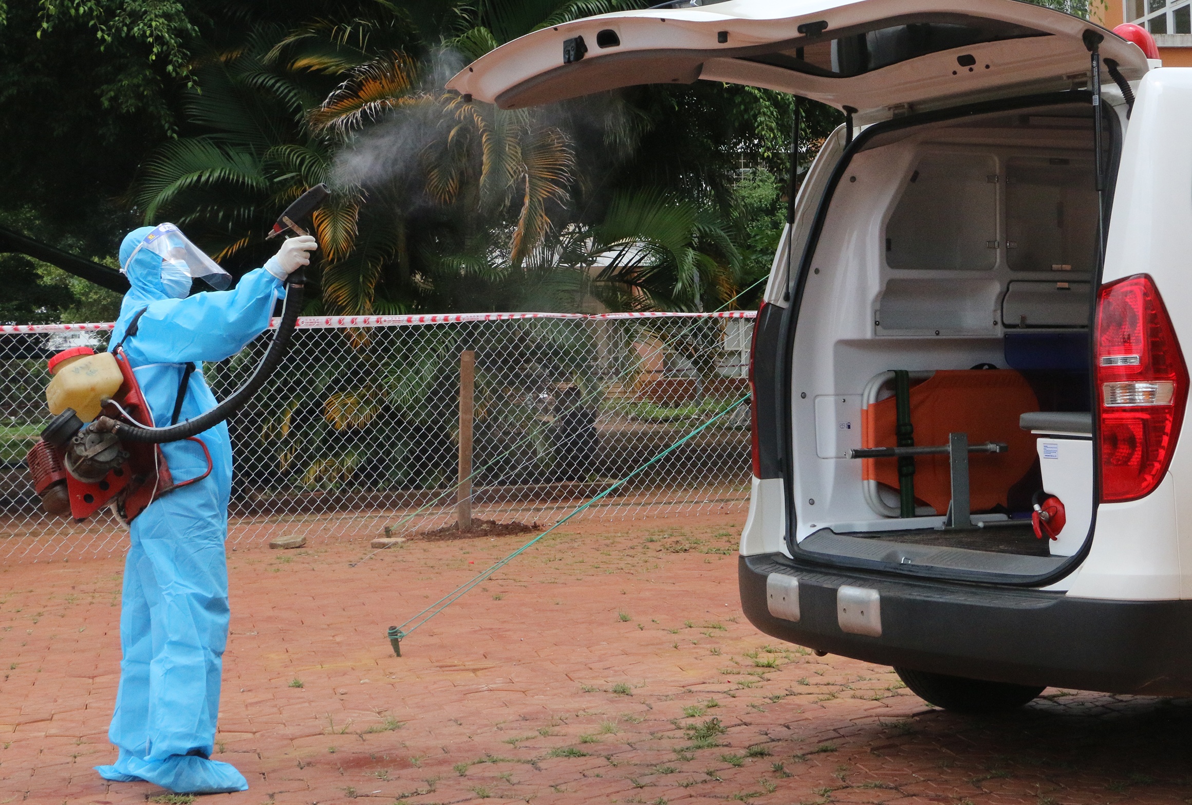 Khu khuan toan bo khoa cap cuu vi ca nghi mac Covid-19 hinh anh