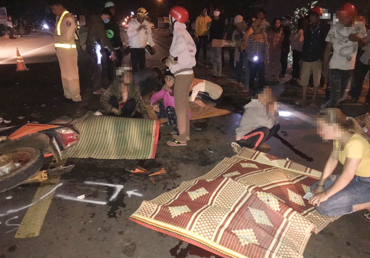 Hai xe may tong nhau, 4 nguoi tu vong toi mung 3 Tet hinh anh