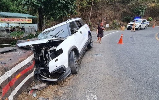 Oto lao vao lan can, ca nha gap nan hinh anh