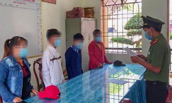 Cong an phat 3 nguoi gia mao van ban cua UBND tinh hinh anh