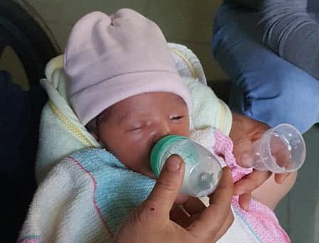 Be gai bi bo roi tai tiem tap hoa hinh anh