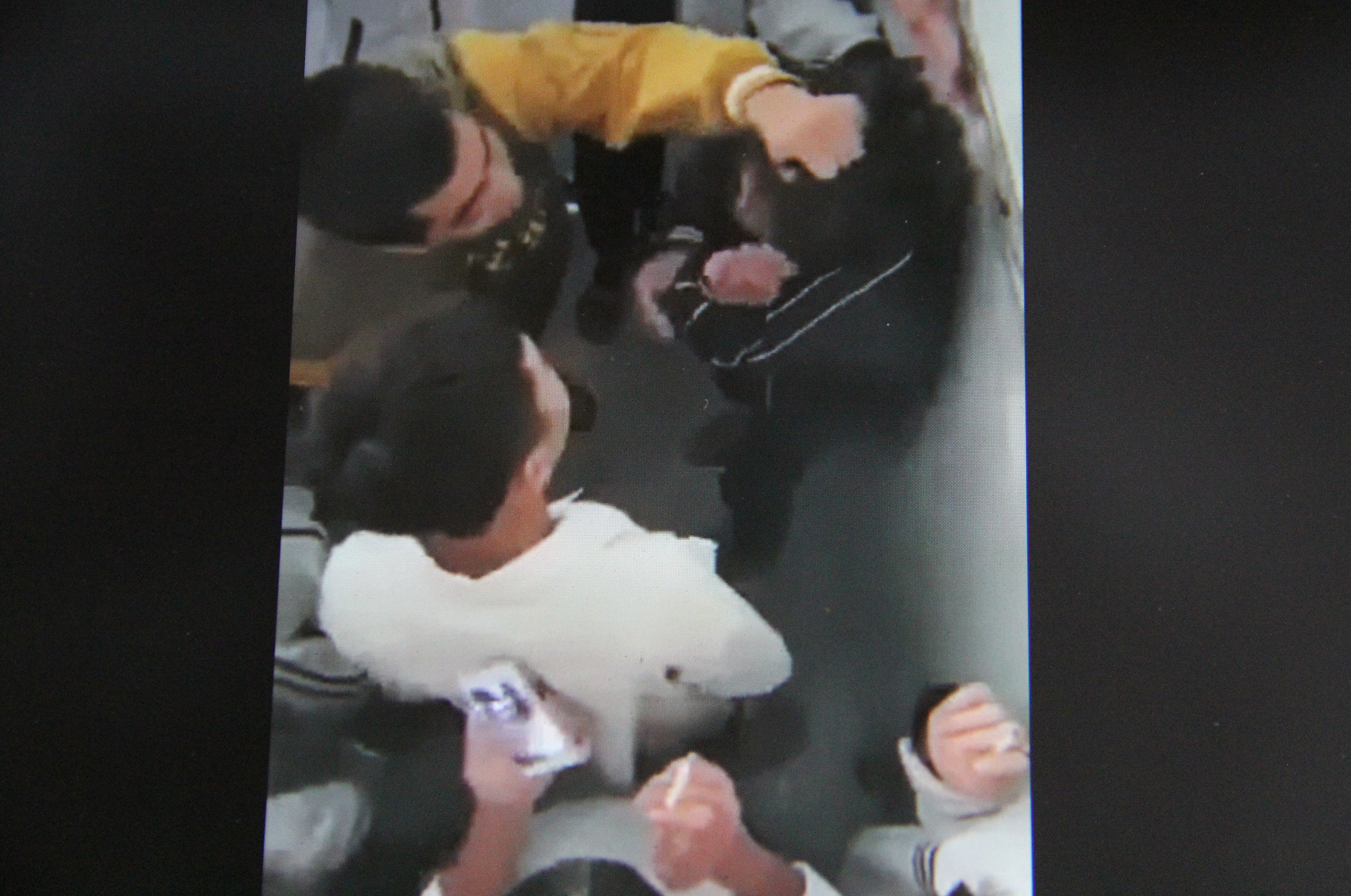 Xu ly nghiem nhom hoc sinh danh ban trong nha ve sinh hinh anh