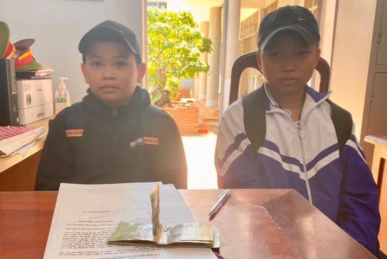 Học sinh trả lại tiền nhặt được ảnh 1 Hoc sinh tra lai tien nhat duoc anh 1