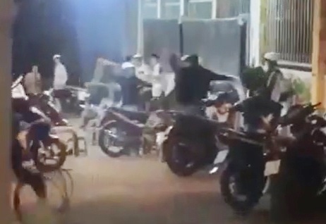 Hai nhom hoc sinh hon chien anh 1