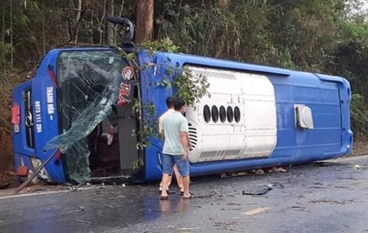 Lat xe khach, 19 nguoi bi thuong hinh anh