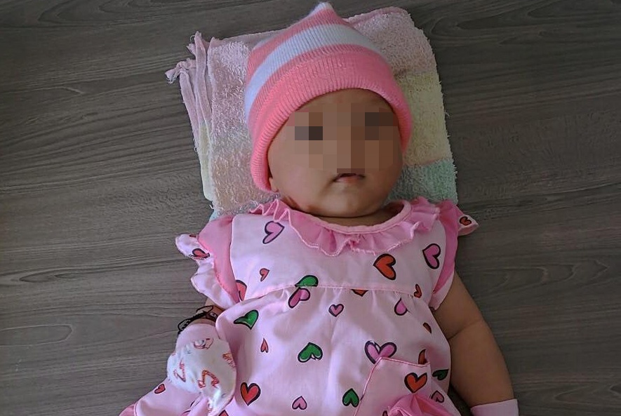 Be gai bi bo truoc cua nha dan giua khuya hinh anh