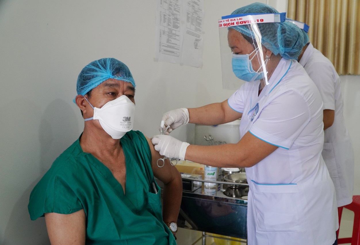 Cán bộ y tế tiên vaccine ảnh 1 Can bo y te tien vaccine anh 1
