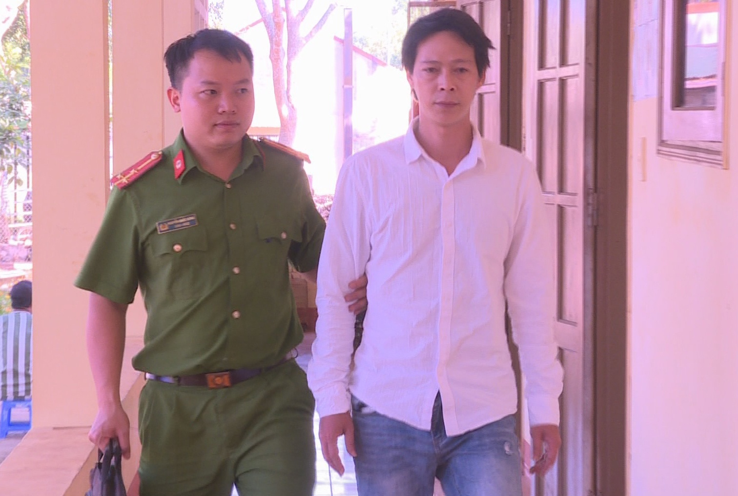 Buon hon 400 san pham trang suc lam tu nga voi hinh anh