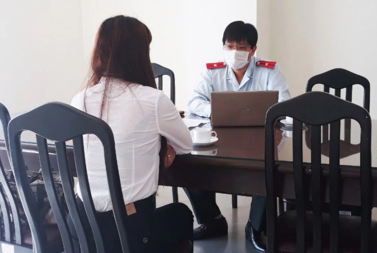 Hai phu nu bi phat vi dang tin sai anh 1