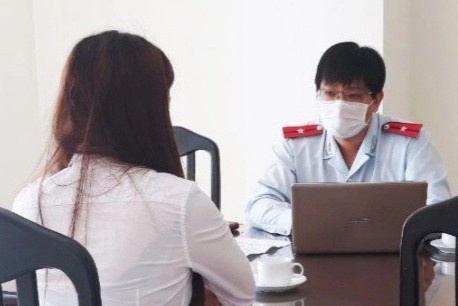 Hai phu nu bi phat vi dang tin mot vo lay duoc nhieu chong hinh anh