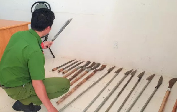 Hai nhom hon chien vi mau thuan trong luc hat karaoke hinh anh