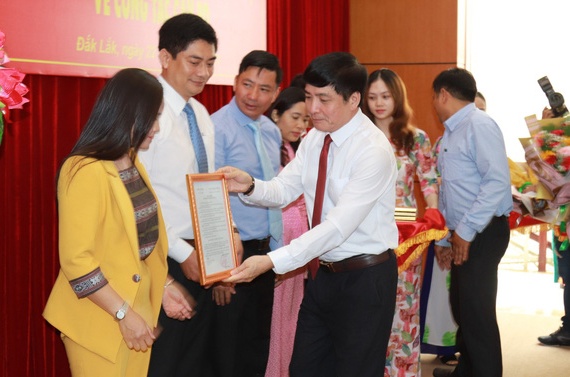 Tinh uy Dak Lak dieu dong hang loat can bo hinh anh