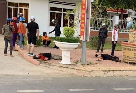 Mot nguoi chet, mot nan nhan bi thuong truoc UBND huyen hinh anh