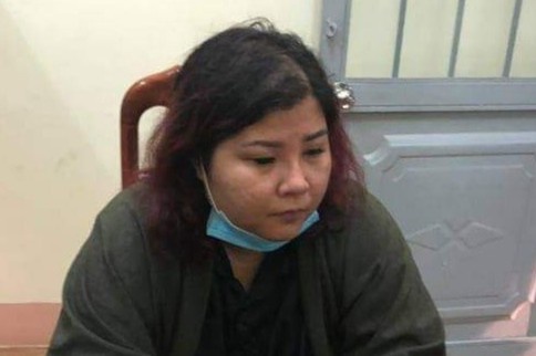 Tam giu nguoi phu nu bat coc em be moi sinh hinh anh