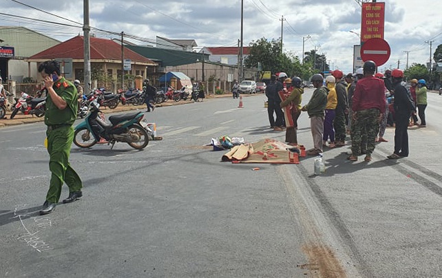 3 nguoi tren xe may bi oto tong khi sang duong hinh anh