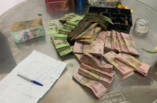 Vo giau 500 trieu de doa chong hinh anh