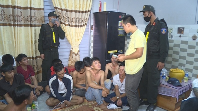 Công an bắt đánh bạc ảnh 1 Cong an bat danh bac anh 1