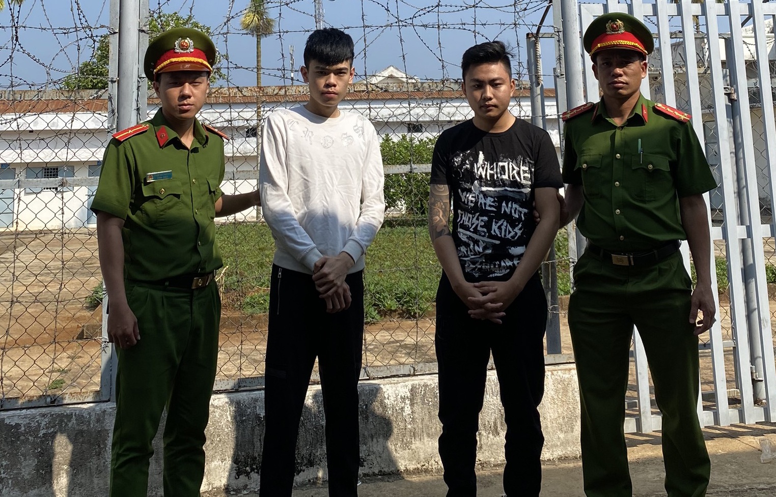 Khoi to 2 nghi pham lua dao hon 1 ty qua Facebook hinh anh