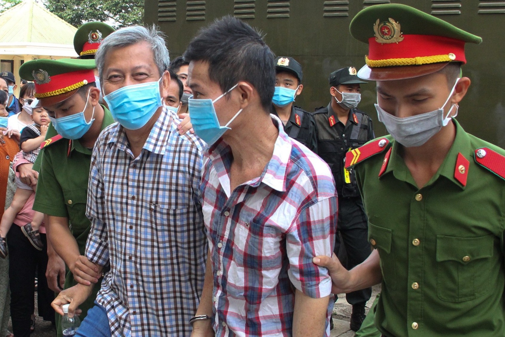 Canh sat dan giai dai gia Trinh Suong den toa hinh anh