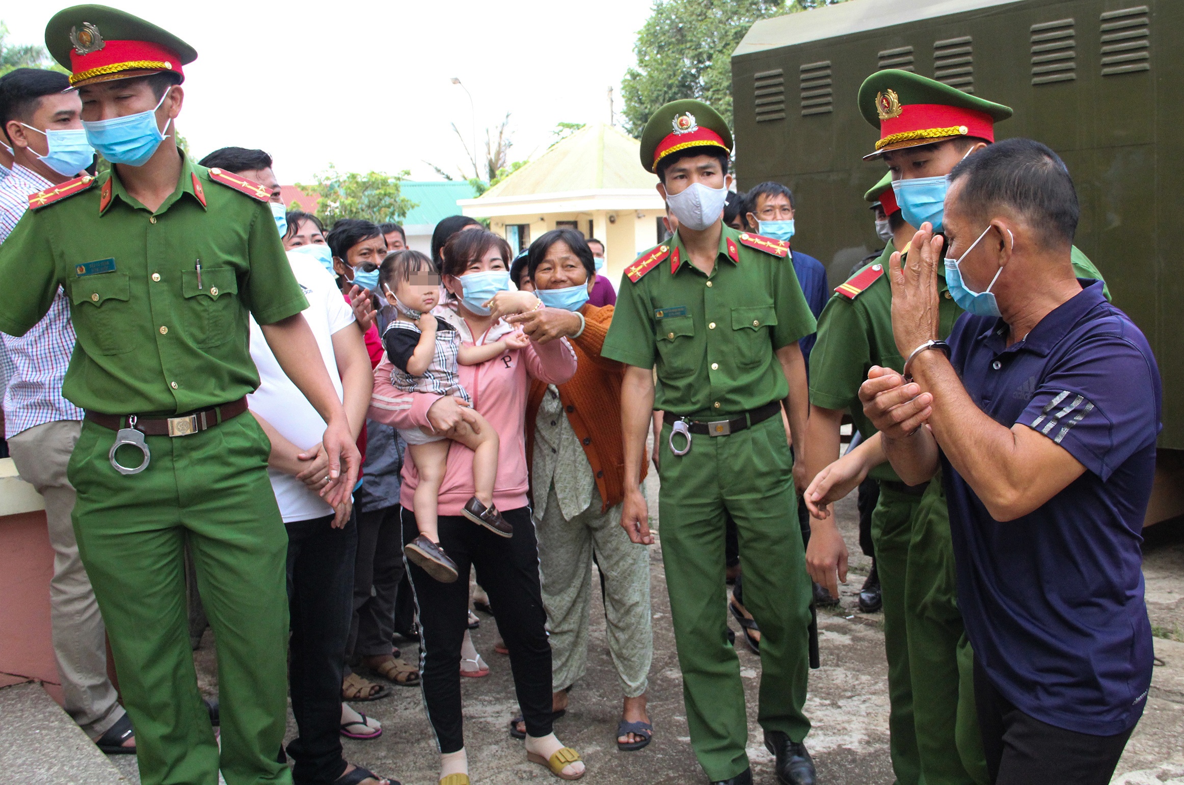 Đường dây sản xuất xăng giả ảnh 3 Duong day san xuat xang gia anh 3